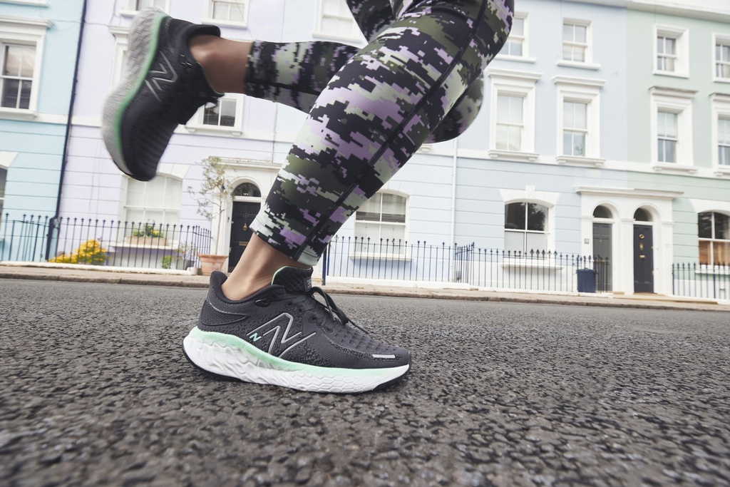 Zapato de mujer New Balance Fresh Foam X1080 Negro Turquesa Grupo AKR